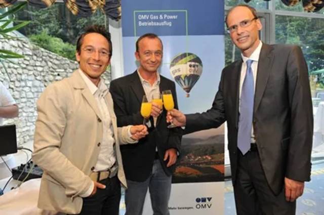 OMV Betriebsausflug Anstoß mit Sektgläsern
