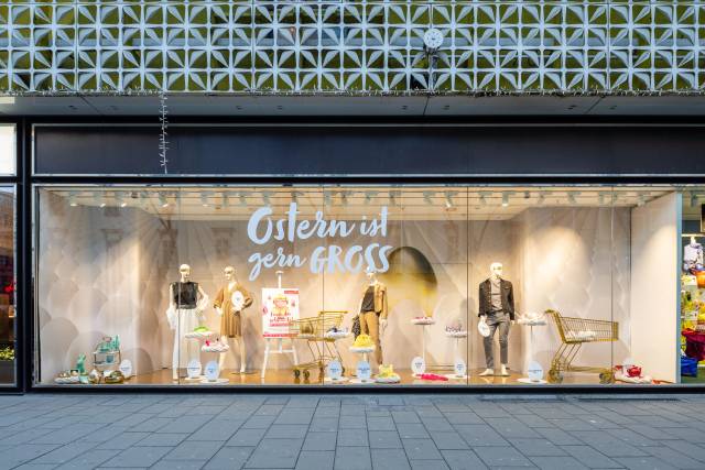 Gerngross Ostern ist gern GROSS Schaufenster