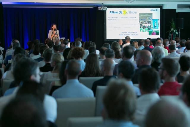 Allianz Präsentation vor großem Publikum