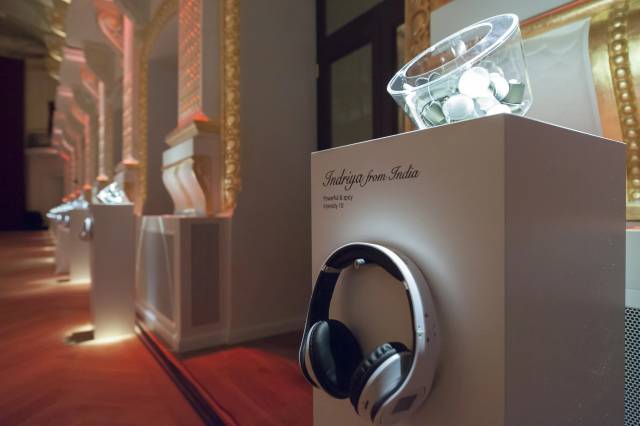 Kopfhörer auf Podest Ausstellungsraum