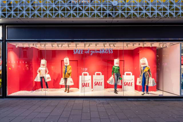 Gerngross Sale Schaufenster rot weiß