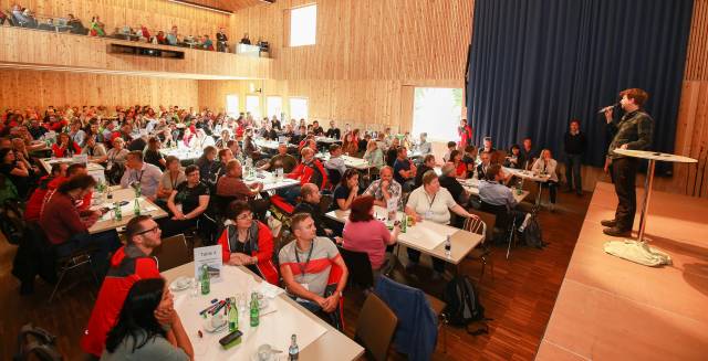 Große Plenarveranstaltung in Holzhalle