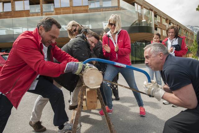 Holzsägen als Teamwettbewerb im Freien