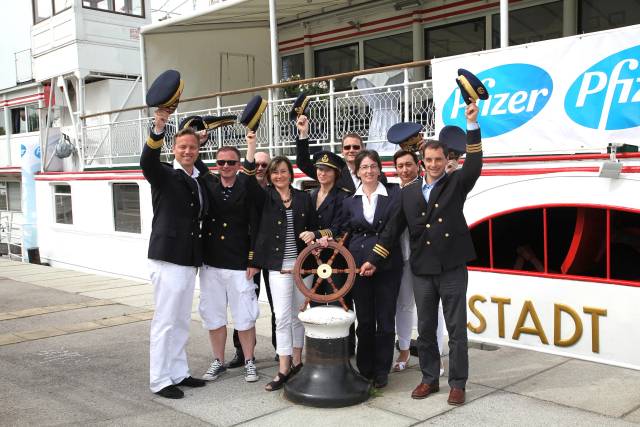 Pfizer Team posiert auf Donauschiff