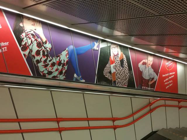 TK Maxx Wien U-Bahn Großflächenplakat Detail