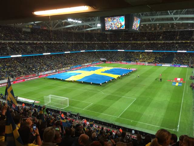 Schwedisches Fußballstadion mit riesiger Flagge