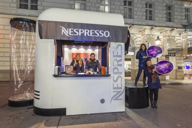 Nespresso Outdoor-Stand bei Nacht