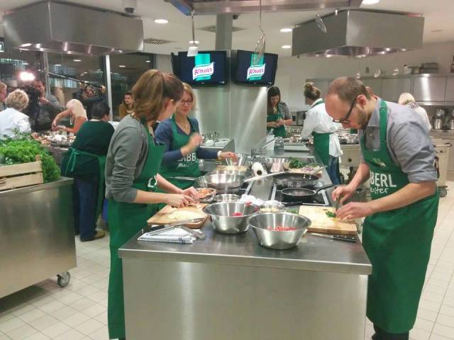 Knorr Koch-Workshop mit grünen Schürzen