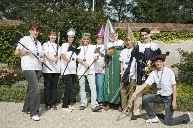 Team in mittelalterlichen Kostümen im Garten