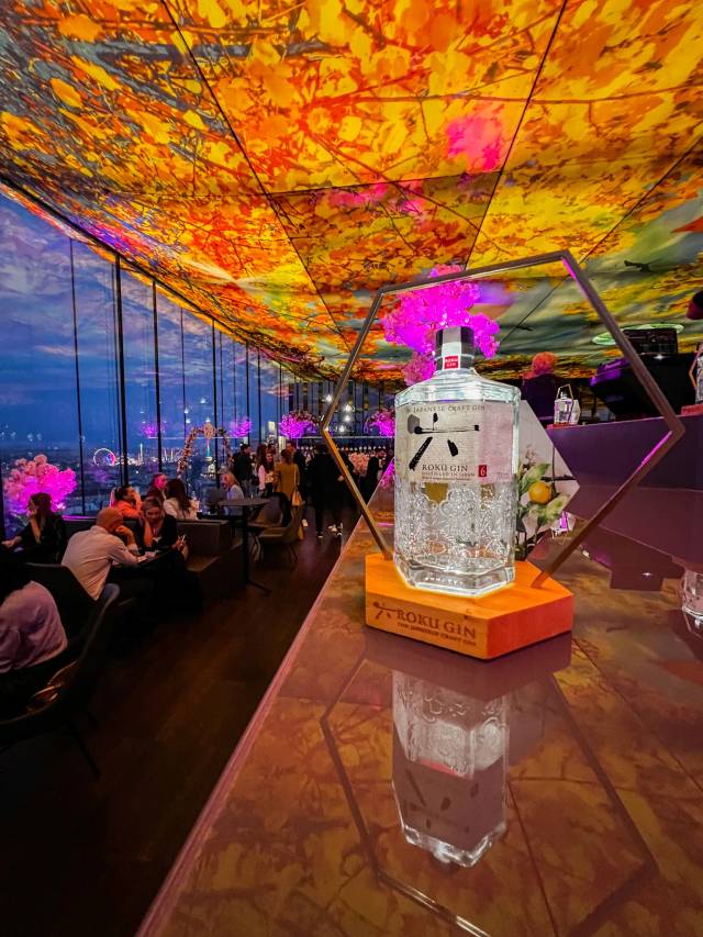 Roku Gin Flasche Rooftop-Bar Theke
