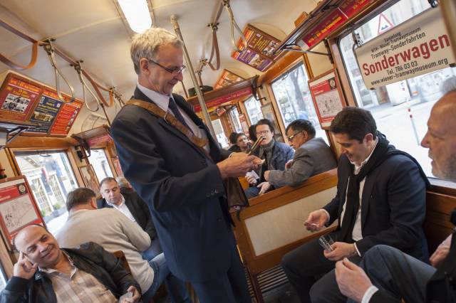Zauberer im historischen Straßenbahnsonderwagen