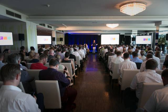 Großer Vortrag im hellen Konferenzsaal