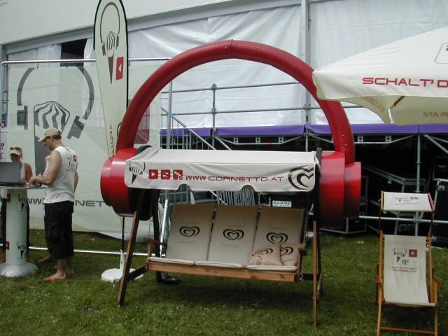 Cornetto Festivalstand Schaukel-Installation