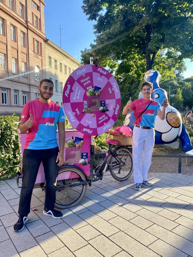 Flink Promoter mit Glücksrad und Lastenrad
