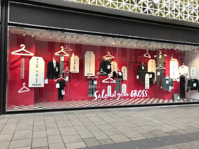 Gerngross Sale Kleiderbügel schwarz-rot