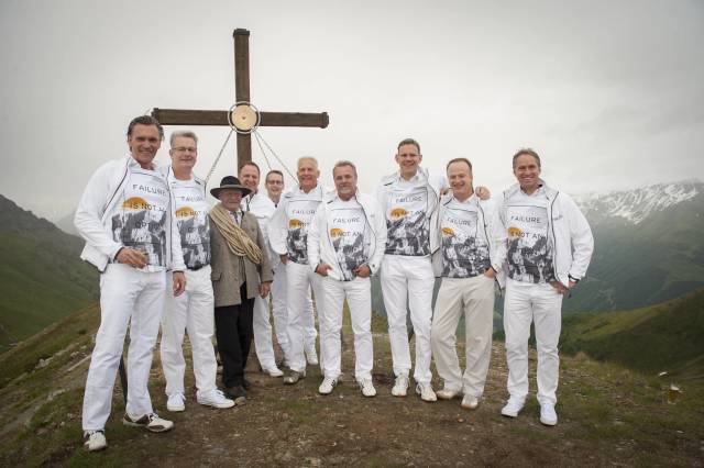 Gipfelgruppe mit Failure-Shirts