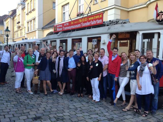 Gruppe vor historischer Wiener Straßenbahn