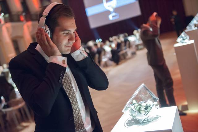Gast testet Kopfhörer bei Event