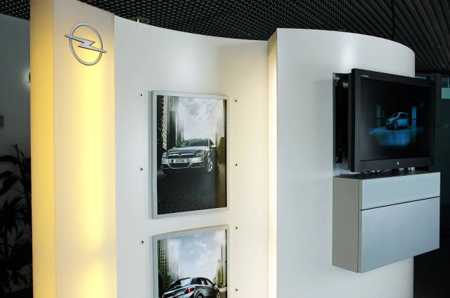 Opel Showroom-Säule mit Logo beleuchtet
