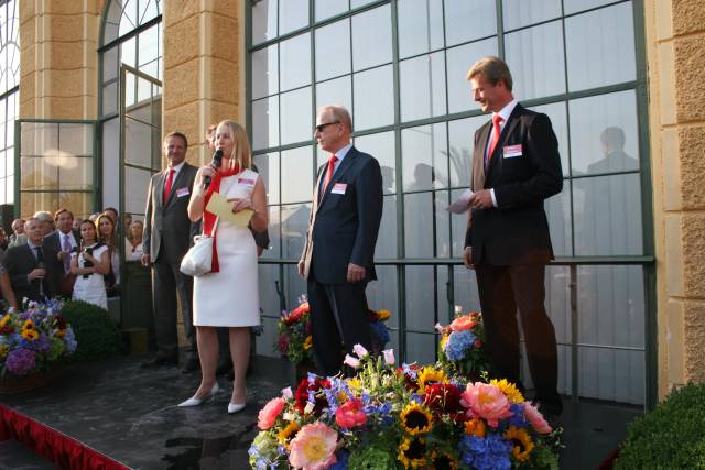 Begrüßung auf Bühne mit Blumendekoration