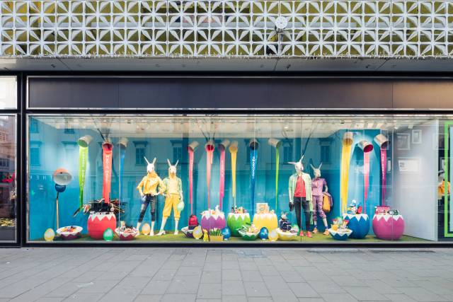 Gerngross Oster-Schaufenster Häschen bunt