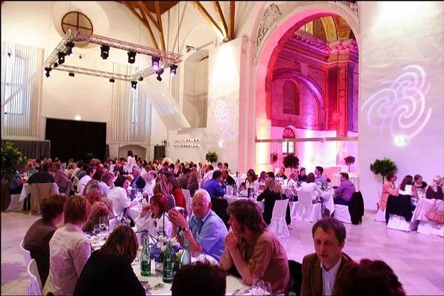 Abendgala in historischer Kirche