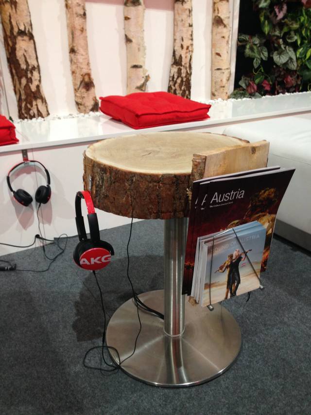 AKG Holztisch mit Austria Magazin