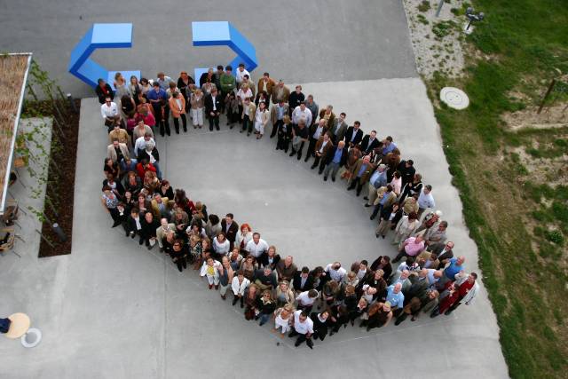Gruppe formt Herzform von oben