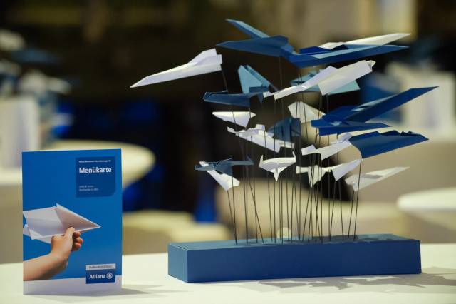 Allianz Papierflieger Tischskulptur Event