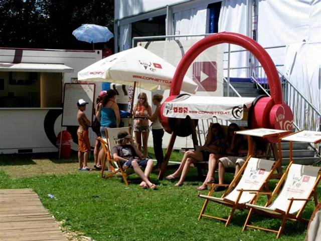 Cornetto Promotionstand mit Liegestühlen