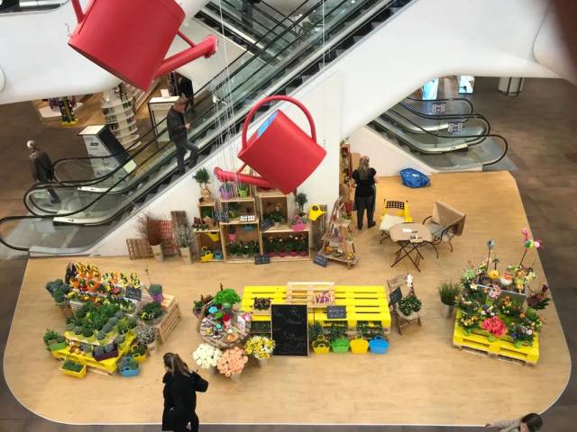 Blumen-Installation Gießkannen Einkaufszentrum Luftansicht