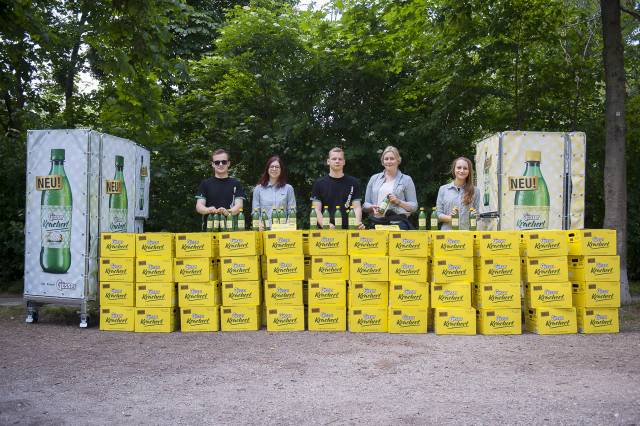 Promotion-Team mit Getränkekisten im Freien