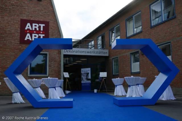 Roche Event Eingang blauer Hexagonbogen