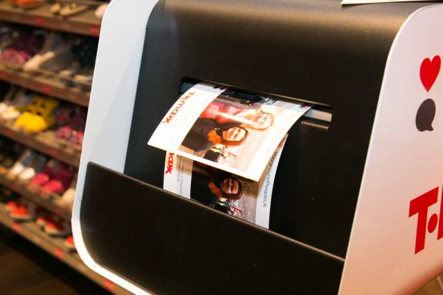 TK Maxx Fotodruck-Automat im Geschäft