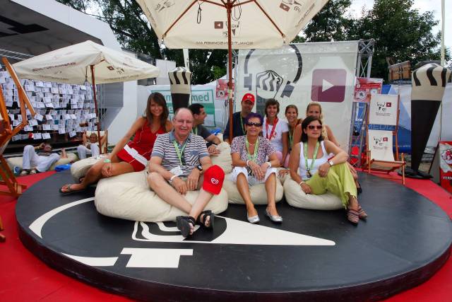 Messestand Lounge mit Publikum