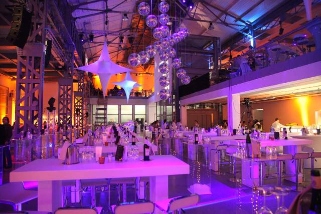Eleganter Eventbereich mit Lila-Beleuchtung