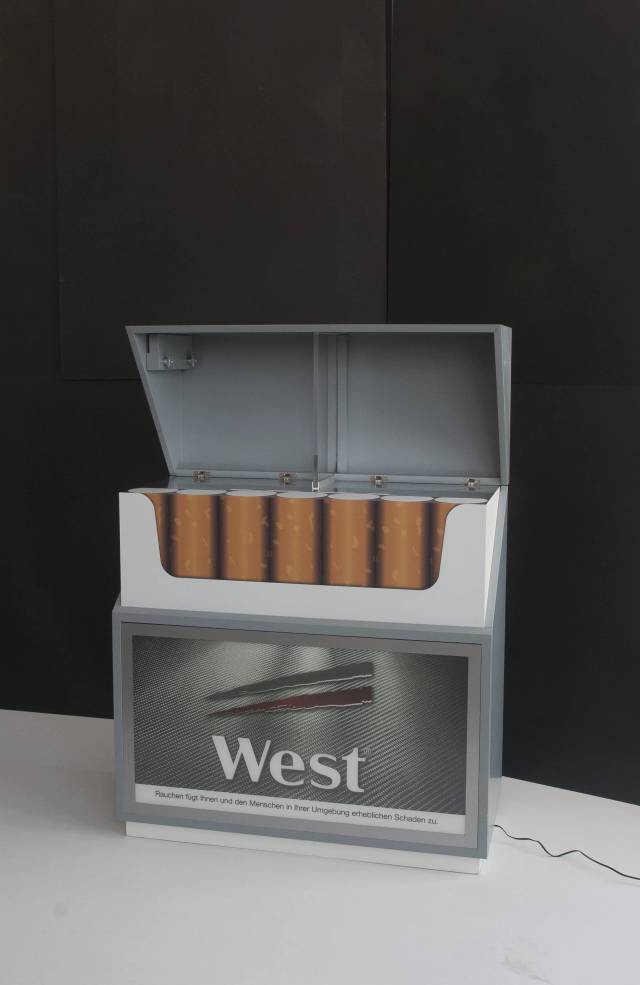 West Zigaretten Display Deckel leicht offen