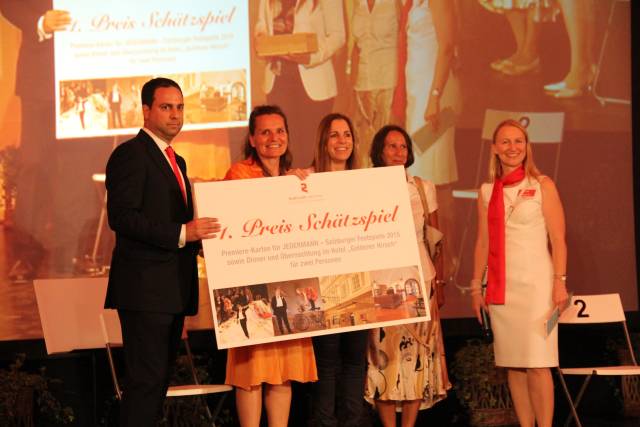 Preisübergabe Schätzspiel auf der Bühne