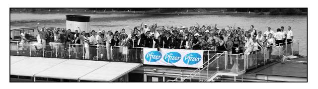 Pfizer Gruppe auf Schiff in Schwarzweiß