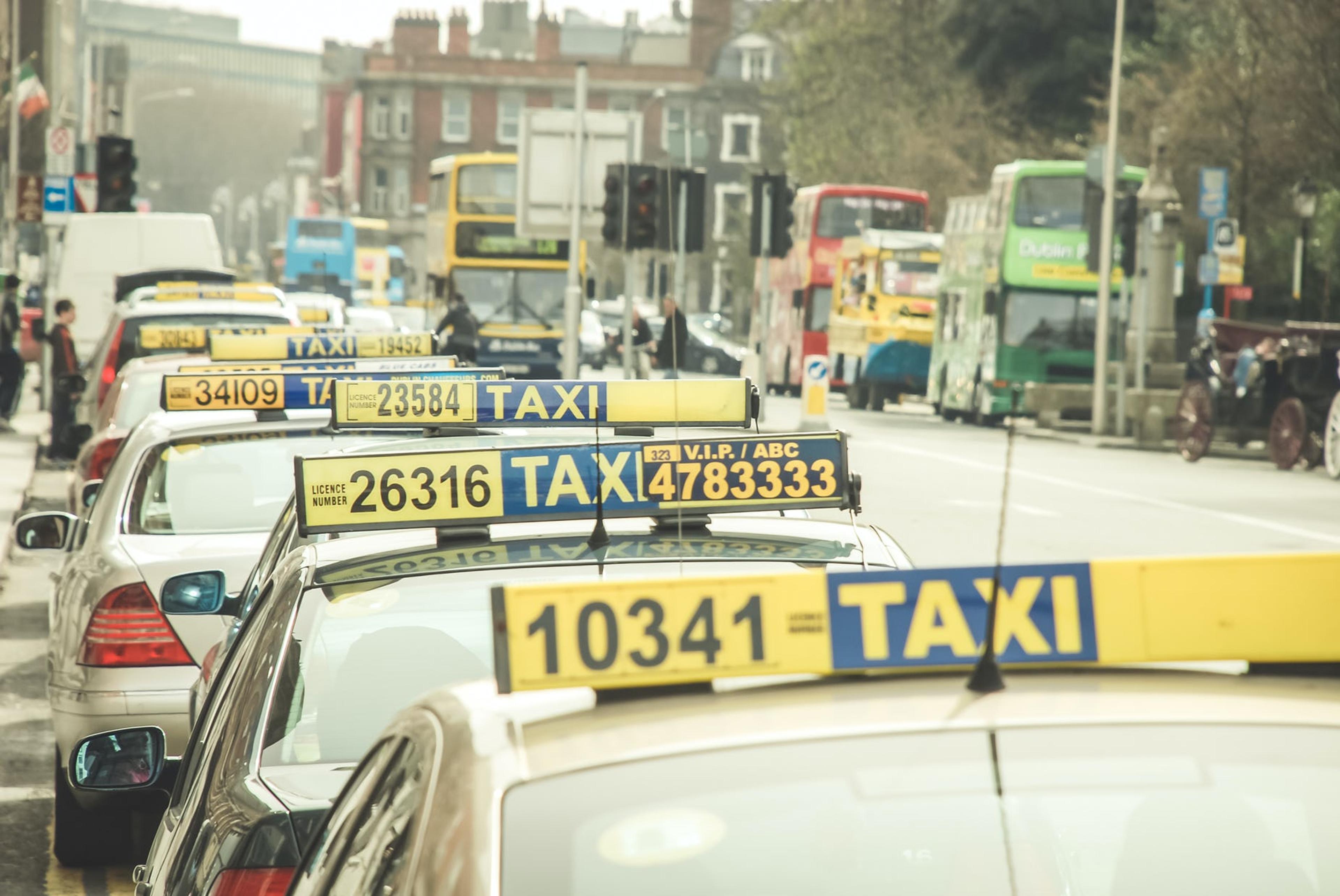 taxis lined up on a London street