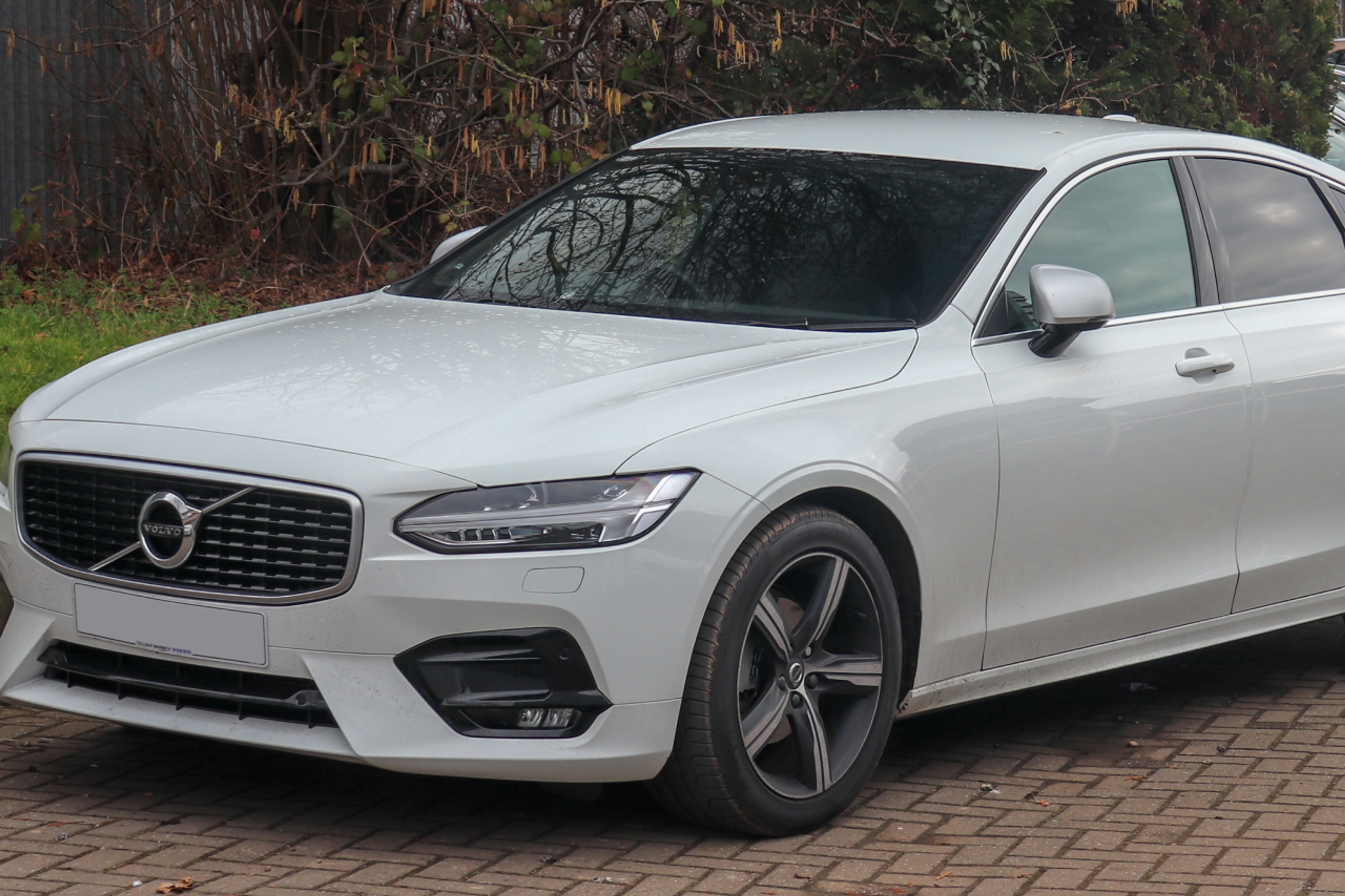white Volvo S90