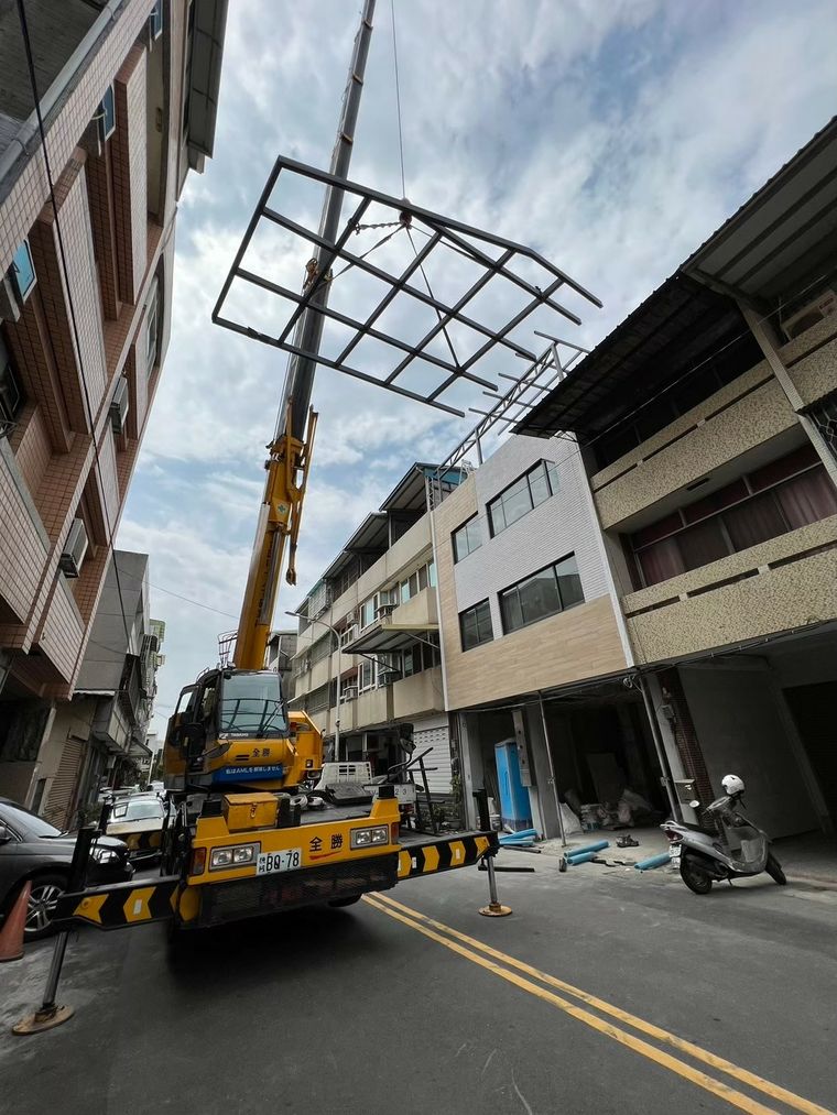 一樓帶小廚房的客房套房，現在當客房、將來直接變樓下主臥，全齡宅的關鍵一步。