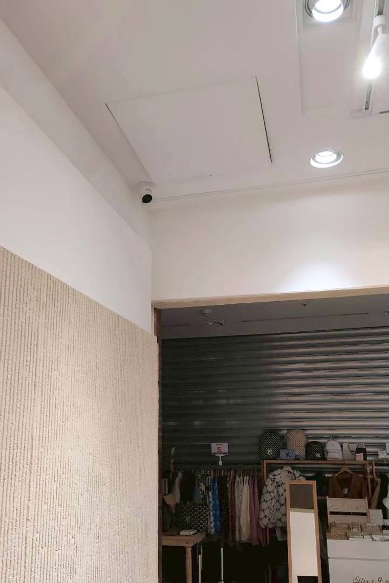 依店內動線規劃鏡頭角度，確保每個角落都拍得到、幾乎沒有死角。