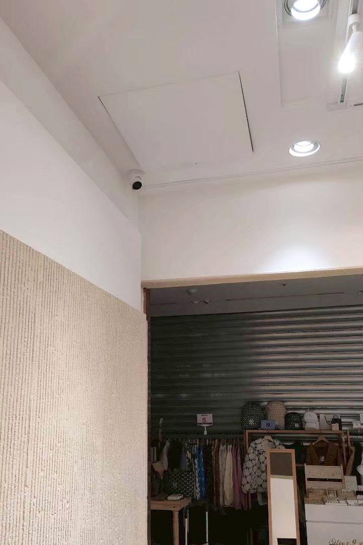 依店內動線規劃鏡頭角度,確保每個角落都拍得到、幾乎沒有死角。