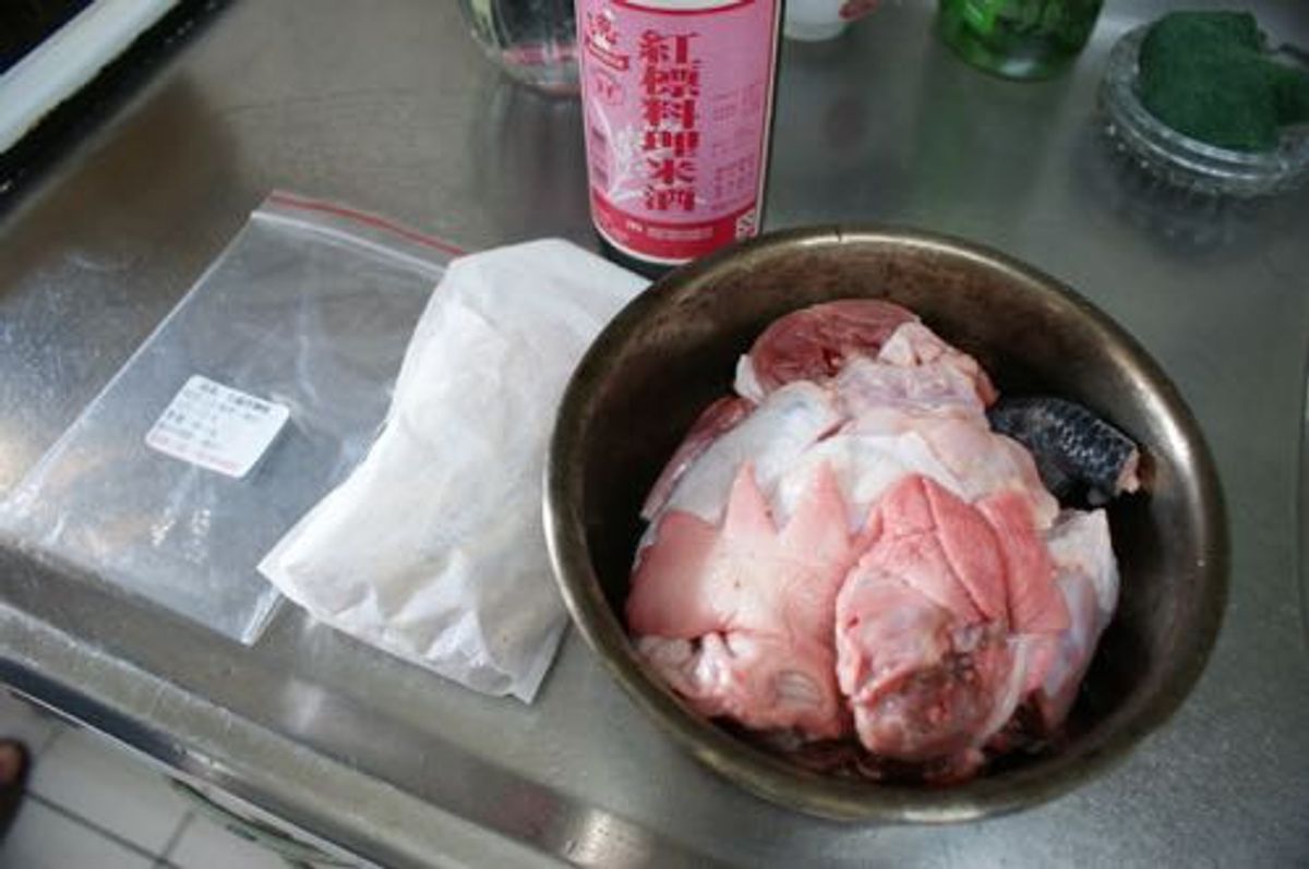 用杭信行北蟲草藥膳包燉的金黃藥膳雞湯