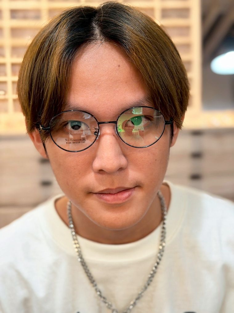 兒子一副副試戴挑選——方框、圓框、金屬細框輪流上臉,找最適合自己的那副,輕巧好戴不怕滑。