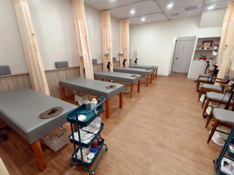 寶文中醫的櫃檯、診間與門口招牌，是台南東區的健保中醫診所，除了婦科也看傷科、針灸、內科兒科。