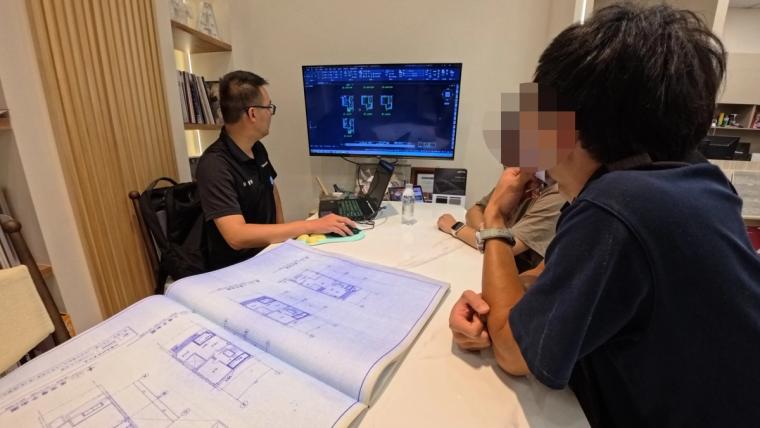 先到台南健康路的展間看實品——木紋琺瑯門板、中島、爐具一整排,親手摸過才懂琺瑯表面像玻璃一樣光滑好清。