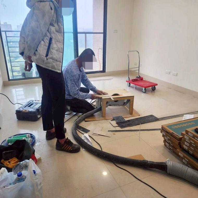 全室鋪磁磚與木地板——地磚抓水平、木地板一片片鋪，是整個家質感的底。