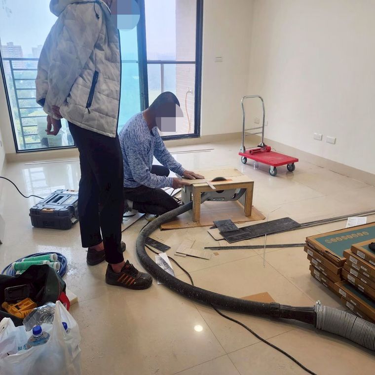 全室鋪磁磚與木地板——地磚抓水平、木地板一片片鋪,是整個家質感的底。